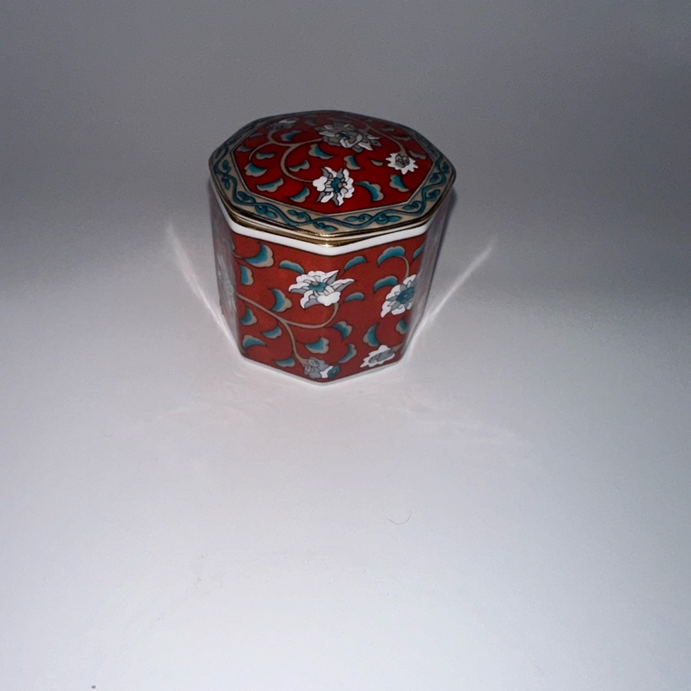 Etude vintage trinket box‎